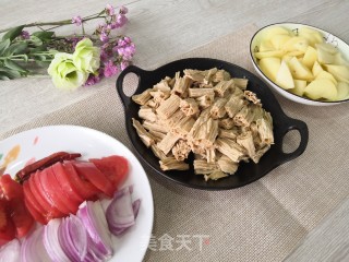 腐竹煲土豆 5步搞定懒人餐的做法步骤：2