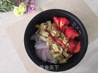 腐竹煲土豆 5步搞定懒人餐的做法步骤：3