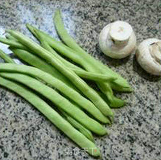 鲜蘑菇小油豆腐炒梅豆的做法步骤：1
