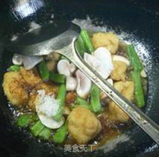 鲜蘑菇小油豆腐炒梅豆的做法步骤：9