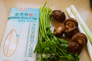 香菇葱油面的做法步骤：1