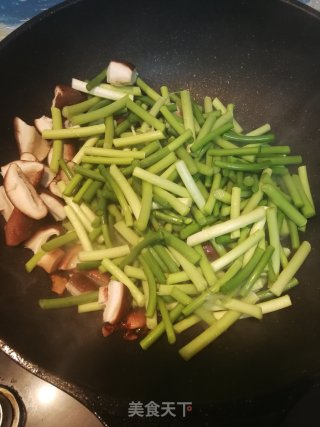 蒜苔焖面的做法步骤：2