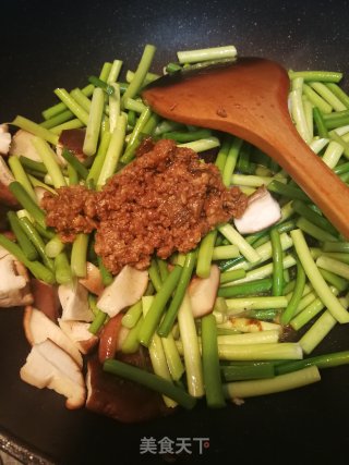 蒜苔焖面的做法步骤：3