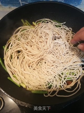 蒜苔焖面的做法步骤：6