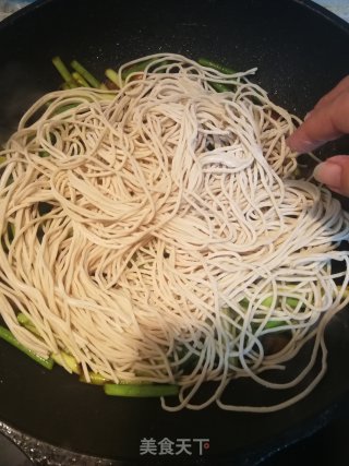 蒜苔焖面的做法步骤：7