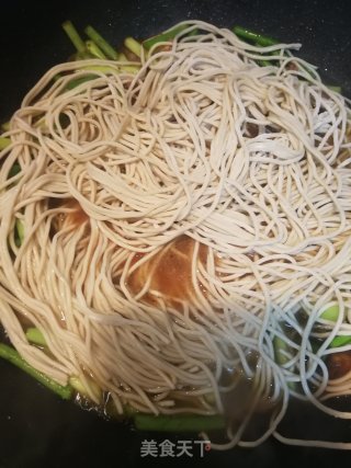 蒜苔焖面的做法步骤：8