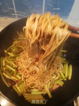 蒜苔焖面的做法步骤：11