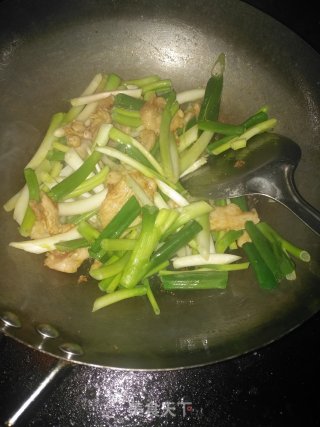 瘦身减脂：葱爆鸡胸肉的做法步骤：5