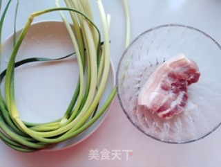 蒜苔烧肉的做法步骤：1