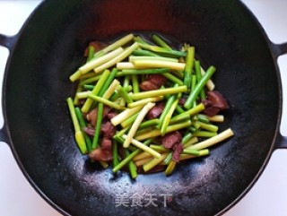 蒜苔烧肉的做法步骤：8