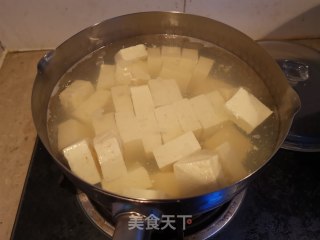 辣白菜烧豆腐的做法步骤：1