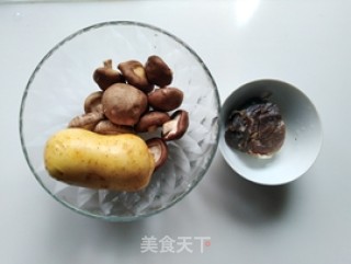 香菇土豆烧咸肉的做法步骤：1