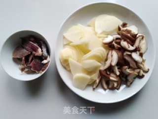 香菇土豆烧咸肉的做法步骤：2