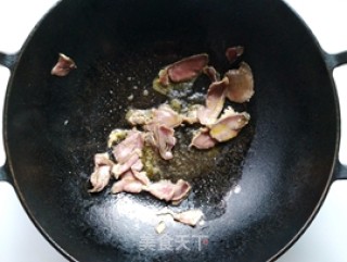 香菇土豆烧咸肉的做法步骤：3