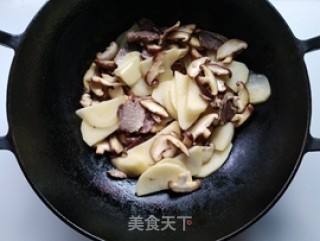 香菇土豆烧咸肉的做法步骤：5