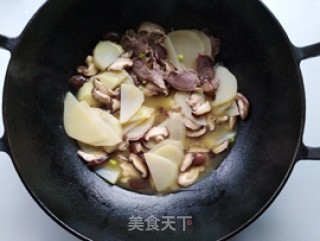 香菇土豆烧咸肉的做法步骤：6