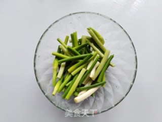 蒜苔炒腊肠的做法步骤：3