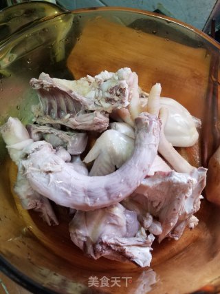老母鸡煲鲜土茯苓的做法步骤：2