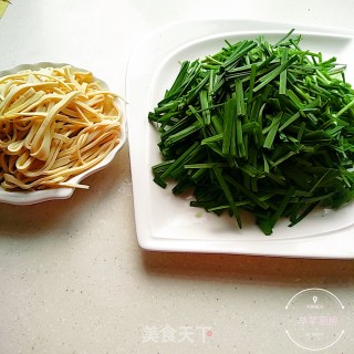韭菜炒豆皮的做法步骤：2