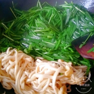 韭菜炒豆皮的做法步骤：5