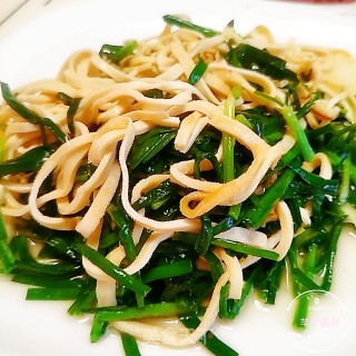 韭菜炒豆皮的做法步骤：7