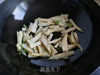 蒜香油焖笋的做法步骤：2