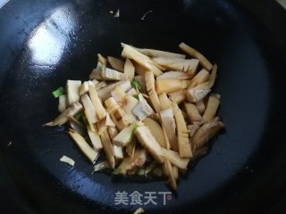 蒜香油焖笋的做法步骤：3