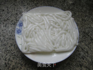鱼皮脆虾饺青菜土豆粉的做法步骤：2