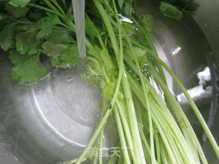 花生米炒芹菜的做法步骤：2