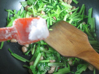 花生米炒芹菜的做法步骤：5