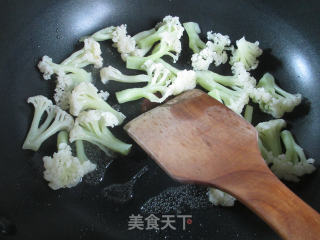 韭菜炒花菜的做法步骤：3