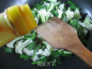 韭菜炒花菜的做法步骤：5