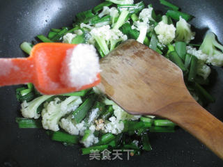 韭菜炒花菜的做法步骤：7
