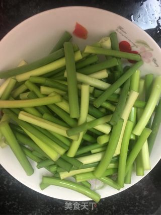 蒜苔炒五花肉的做法步骤：1