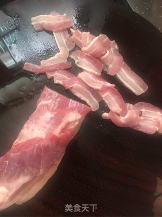 蒜苔炒五花肉的做法步骤：2