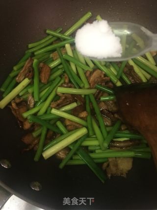 蒜苔炒五花肉的做法步骤：6