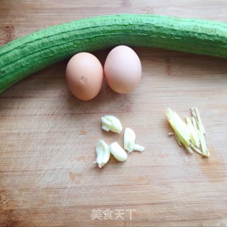 丝瓜炒鸡蛋的做法步骤：1