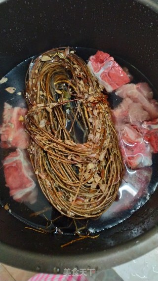 鸡骨草龙骨汤的做法步骤：3