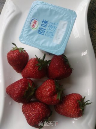 草莓奶昔的做法步骤：1