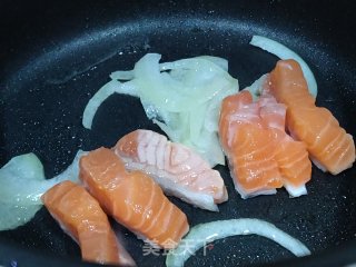 三文鱼味噌汤的做法步骤：2
