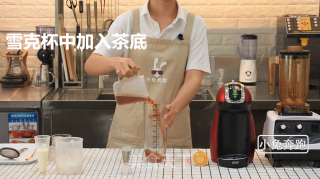 奈雪新品冻顶鸳鸯的做法——小兔奔跑奶茶教程的做法步骤：1