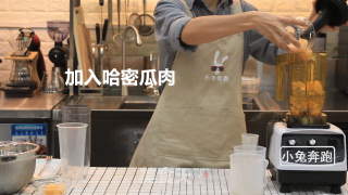 喜茶芝士哈密瓜的做法——小兔奔跑奶茶教程的做法步骤：5