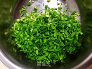 煎饼韭菜盒子的做法步骤：1