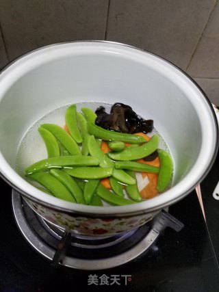 甜豆木耳炒鸡胸肉的做法步骤：2