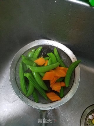 甜豆木耳炒鸡胸肉的做法步骤：3