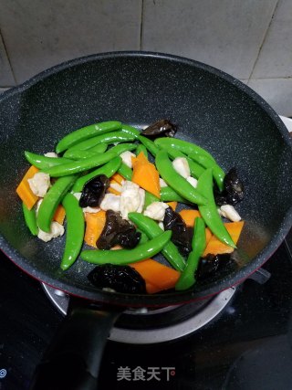 甜豆木耳炒鸡胸肉的做法步骤：6