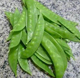 鲜蘑菇炒荷兰豆的做法步骤：1