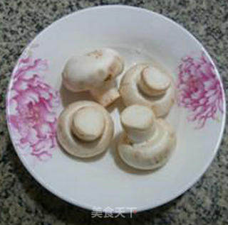 鲜蘑菇炒荷兰豆的做法步骤：2