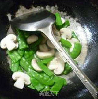 鲜蘑菇炒荷兰豆的做法步骤：8