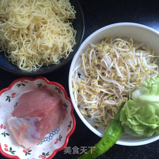 孜然青椒炒面的做法步骤：1